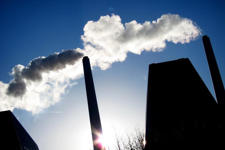 Forurening. Industri og elværker skal betale for retten til at forurene med CO2. 