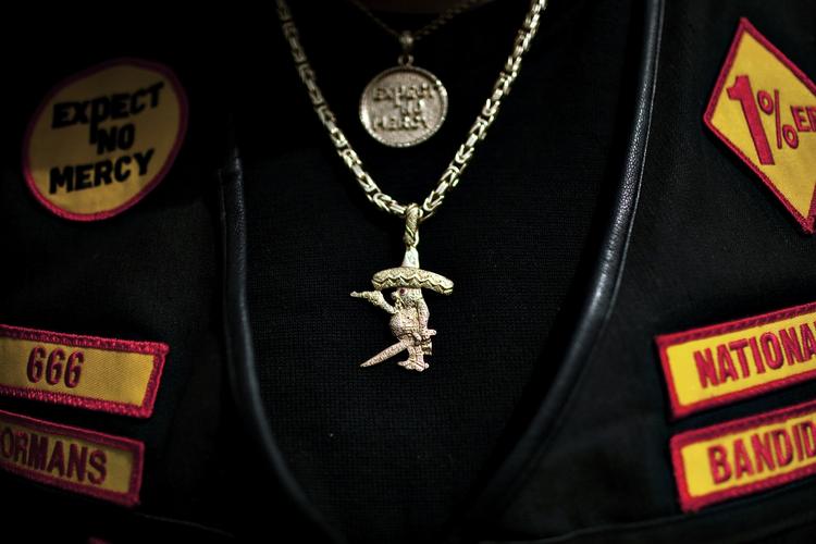 Udsmykning. Bandidos mener, at det er Hells Angels' optagelse af tidligere Bandidos-medlemmer, som har kastet fredsaftalen fra 1997 i grus. 