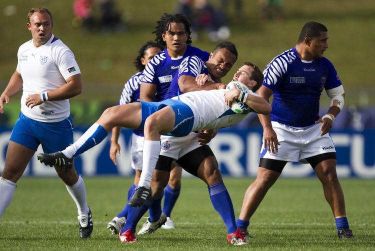 sur. Eliota Sapolu Fuimaono (i midten) har her godt fat i en spiller fra Namibia, som blev besejret 49-12, inden han var med til at tabe 17-10 til Wales. 