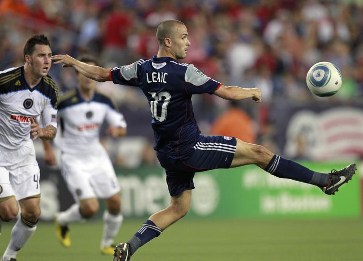 skadet. Efter 6 mål for New England Revolution må Rajko Lekic holde en kort pause. 