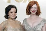Glimmer. Elisabeth Moss og Christina Hendricks, der spiller to af de bærende roller i 'Mad Men', var yndede objekter for fotograferne på den røde løber foran Nokia Theatre i nat. 