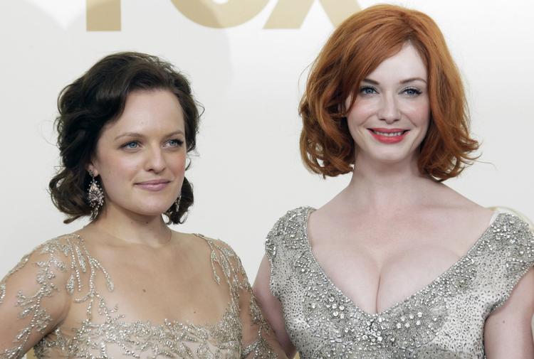 Glimmer. Elisabeth Moss og Christina Hendricks, der spiller to af de bærende roller i 'Mad Men', var yndede objekter for fotograferne på den røde løber foran Nokia Theatre i nat. 