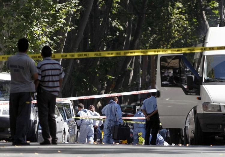 Eksplosion. Tre meldes dræbt i det, der ifølge den tyrkiske indenrigsminister ligner en terrorbombe i Ankara. 