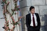 Balance. Charlie Sheen har lagt det vilde liv med stoffer og prostituerede på hylden. Her ankommer han til 'The Charlie Sheen Roast', hvor han fik nogle sandheder at vide om sin turbulente fortid. 
