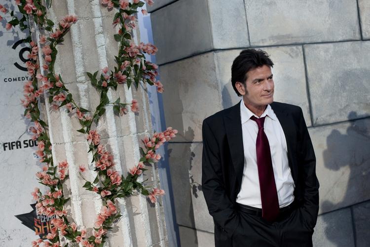 Balance. Charlie Sheen har lagt det vilde liv med stoffer og prostituerede på hylden. Her ankommer han til 'The Charlie Sheen Roast', hvor han fik nogle sandheder at vide om sin turbulente fortid. 