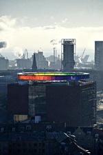 Vartegn. Betagende udsigt over Aarhus og Olafur Eliassons nye 'Your Rainbow Panorama'. Spørgsmålet er, om den udelukkende er et stykke kulørt design? Foto: Lars Aarø og  Ole Hein Pedersen/ARoS 