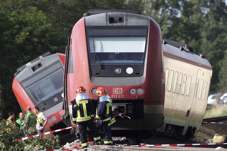 Afsporet. Et tysk regionaltog er stødt sammen med en varevogn mellem Leipzig og Chemnitz. 