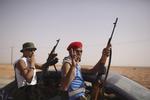 Libyen. De tidligere oprørere kæmper på flere fronter. Her er det soldater på vej ind i Sirte. 