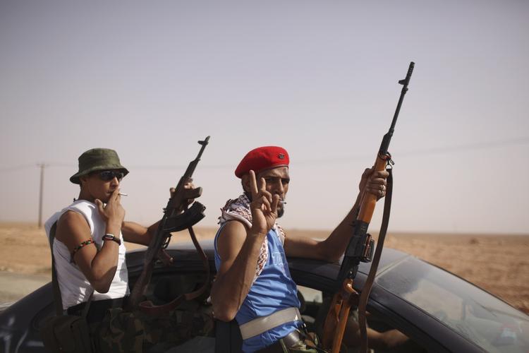 Libyen. De tidligere oprørere kæmper på flere fronter. Her er det soldater på vej ind i Sirte. 