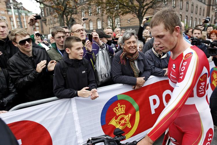 Centralt. Tilskuere stimler sammen på Rådhuspladsen for at se VM i cykling. For mange cykelhold bliver VM-ruten, det eneste de når at se i København. På billedet ses den danske sølvinder Rasmus Quaade. 