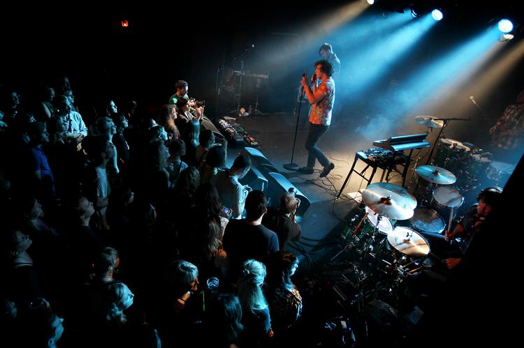 Hvirvelvind. Selv om de musikalsk efterlod nuancerne i garderoben, var Friendly Fires med forsanger  Ed MacFarlane i spidsen en unik koncertoplevelse. 