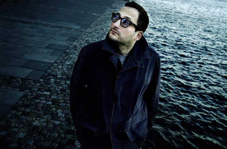 Dramatiker. Schimmelpfennig er den mest spillede moderne dramatiker i Tyskland. Han er kendt for lettere surreelle dramaer, hvor forskellige historier fletter sig ind i hinanden. 