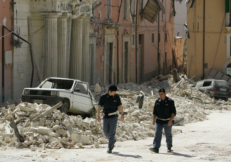 Kæmpeskælv. Den italienske by L'Aquila efter jordskælvet 6. april 2009. 