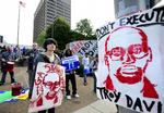 DEMONSTRATION. Der har været gentagne protester over henrettelsen af amerikaneren Troy Davis. Over en million mennesker har skrevet under på, at han burde løslades. 