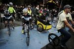 Afsted. Starten er netop gået, og alle afskygninger af cyklister træder til. 
