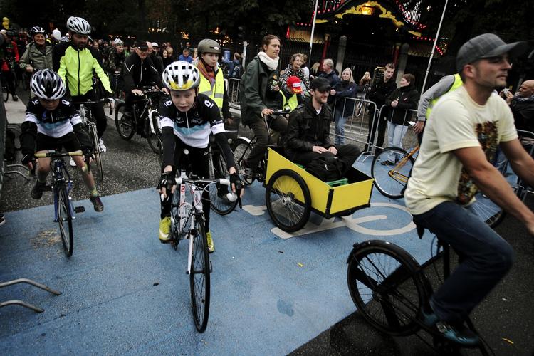 Afsted. Starten er netop gået, og alle afskygninger af cyklister træder til. 