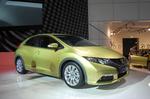 Fornyet. Honda Civic har fået rundere linjer i den nye udgave. I kabinen er der brugt finere og blødere materialer. Foto: Allan Graubæk 