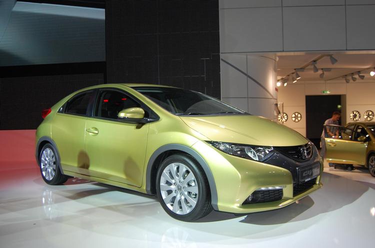 Fornyet. Honda Civic har fået rundere linjer i den nye udgave. I kabinen er der brugt finere og blødere materialer. Foto: Allan Graubæk 
