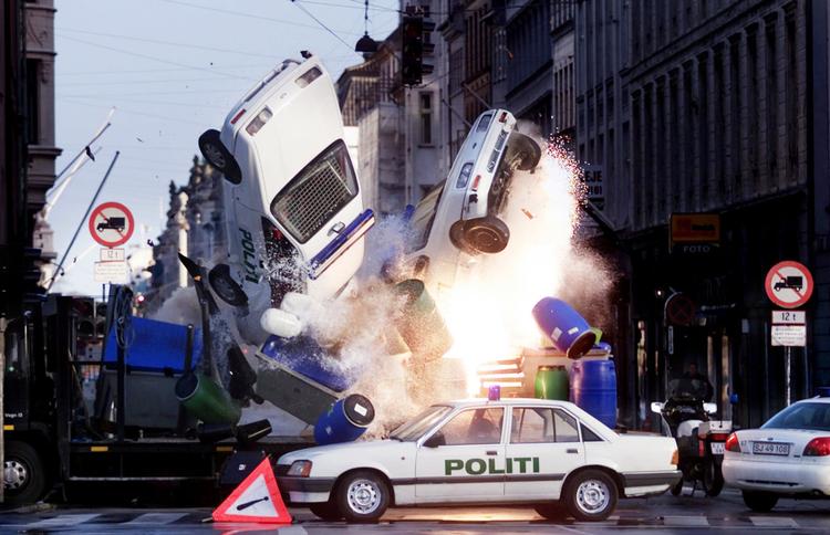 Halløj i gaden. Hvis en københavnsk filmfond bliver en realitet, er der igen udsigt til filmoptagelser i byens gader - som her i 2003, hvor der blev lavet bilstunts på Kongens Nytorv til filmen 'Gamle mænd i nye biler'.