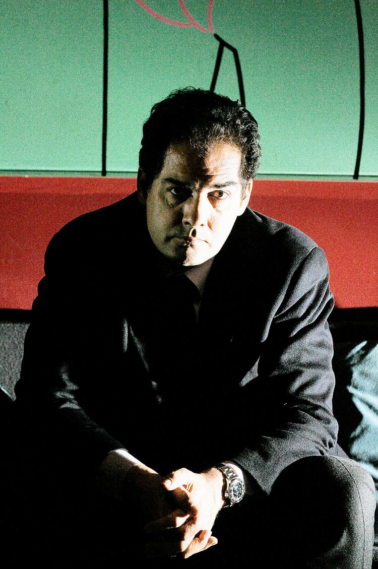 I FORM. Philip Kerr skriver billedrigt og veloplagt. Og så kan han levere et stringent plot, der samtidig giver plads til fordybelse. 