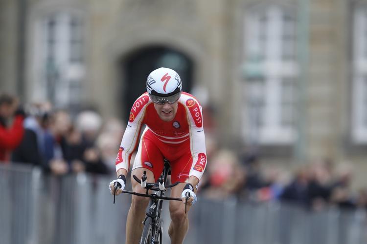 kongeligt. Michael Mørkøv suser gennem Amalienborg Slotsplads. 