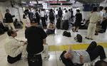 Venten. Bullet-trains var aflyst flere steder i Japan, mens tyfonen stod på. Her er det i Tokyo, som først var fri af tyfonen hen af eftermiddagen. 