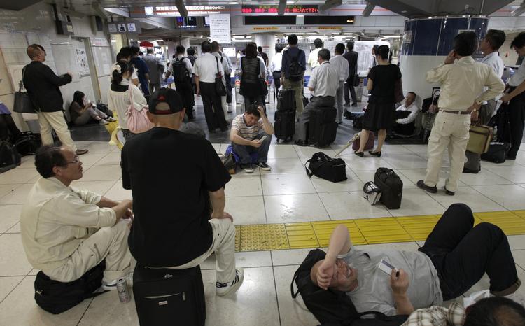 Venten. Bullet-trains var aflyst flere steder i Japan, mens tyfonen stod på. Her er det i Tokyo, som først var fri af tyfonen hen af eftermiddagen. 