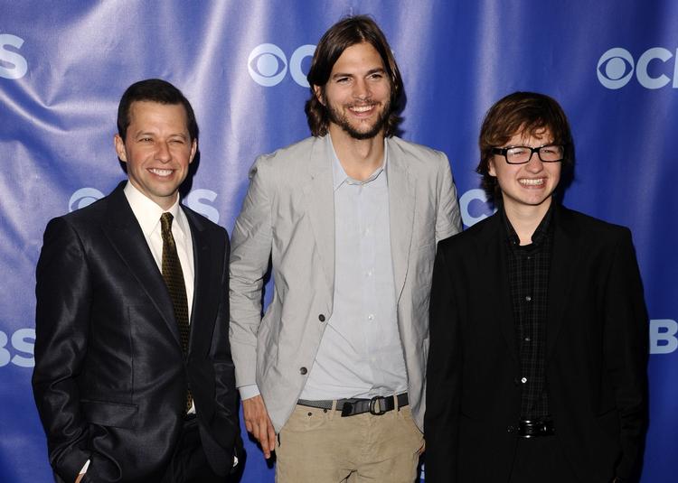 Premiere. Jon Cryer, Ashton Kutcher og Angus T. Jones poserer op til den nye sæson af sitcom'en 'Two and a Half Men'. 