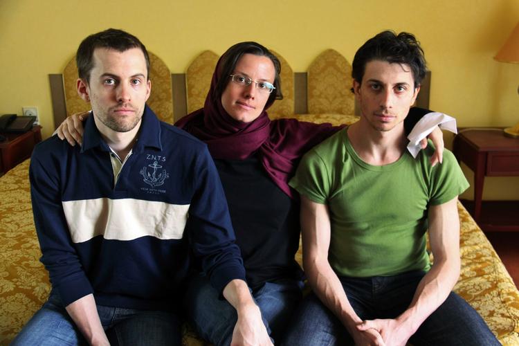 Fri. De tre amerikaner, der hævder de var på vandretur og blev fængslet, sigtet og senere dømt for spionage. Shane Bauer (til venstre) og Sarah Shourd blev forlovet i fængslet. 