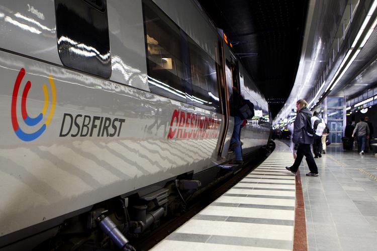 togtrafik. Kystbanen kører fra Helsingør over København til Malmø. 