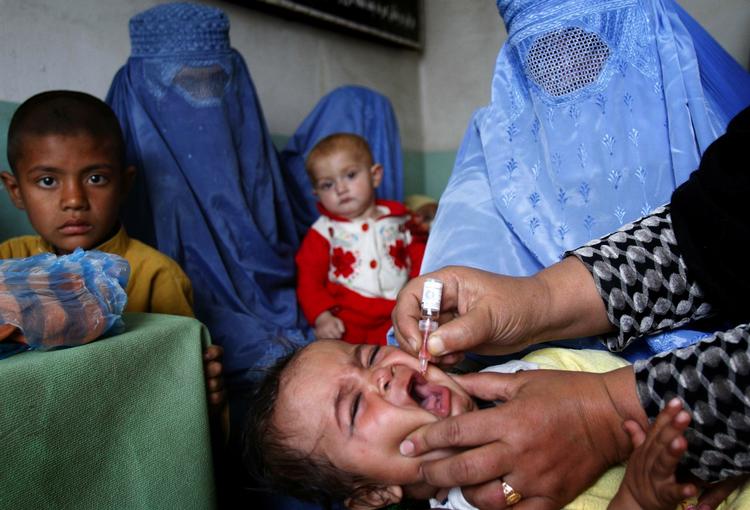 Vaccination. Et barn vaccineres mod polio i Jalalabad i Afghanistan under en kampagne i marts i år. I alt blev 7,8 millioner børn under fem år vaccineret på tre dage. 