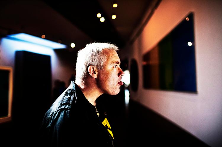 ENFANT TERRIBLE. Den britiske kunstner Damien Hirst holder sig ikke for fin til lidt show til ære for fotografen. Men modsat dengang i 1990'erne beholder han høfligt bukserne på. 