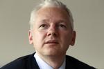 Uenig. Julian Assange nægter at være forfatter til bogen, som ifølge stifteren af WikiLeaks bygger på en samtale mellem ham og forfatteren. 