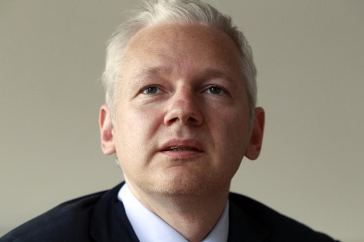 Uenig. Julian Assange nægter at være forfatter til bogen, som ifølge stifteren af WikiLeaks bygger på en samtale mellem ham og forfatteren. 