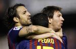 Udligning. Barcelonas Pedro får en krammer efter at have udlignet til 1-1 i topkampen mod Valencia. 