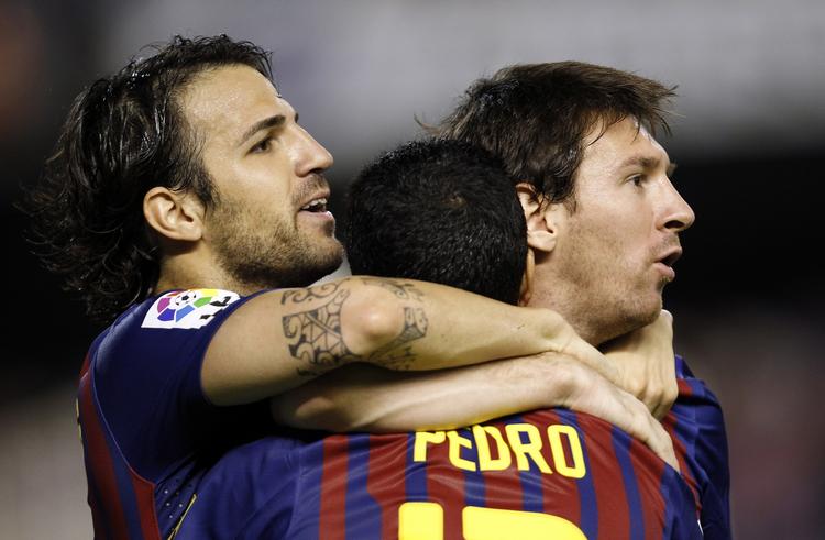 Udligning. Barcelonas Pedro får en krammer efter at have udlignet til 1-1 i topkampen mod Valencia. 