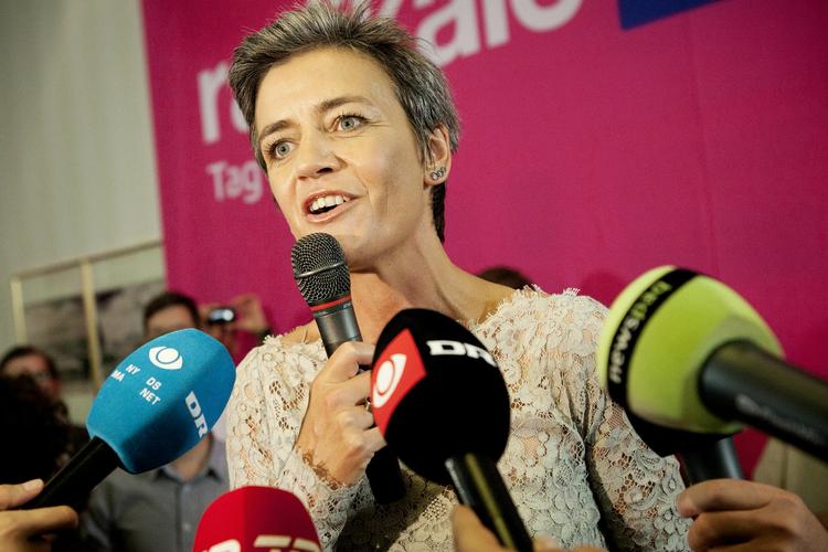 Populær. Margrethe Vestager er den mest ombejlede kvinde i dansk politilk efter folketingsvalget 15. september. Hun peger på Helle Thorning-Schmidt som ny statsminister, men det forhindrer ikke blå blok i at forsøge at trække hende over i deres lejr. 