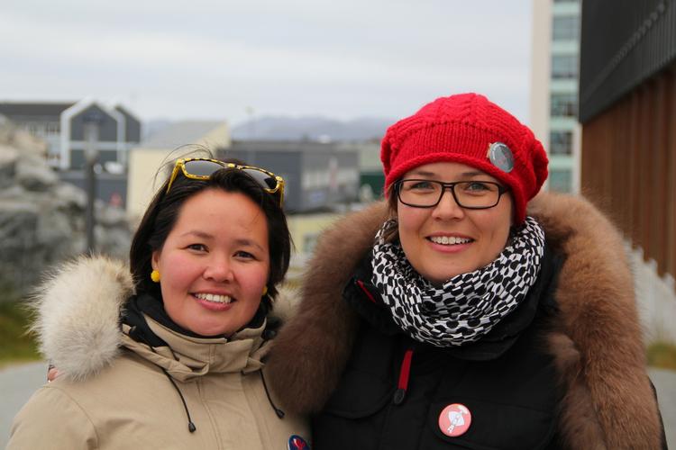 VALG. 32-årige Sara Olsvig (th.) fra det grønlandske parti IA skal i dag til forhandlinger med både SF og Enhedslisten for at blive optaget i et af partiernes folketingsgruppe. 
