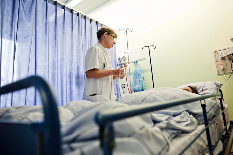 Pleje. 69 procent af læger mener, at de har fået mindre tid med deres patienter. 