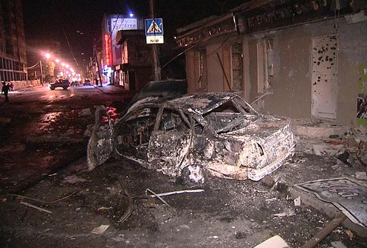 Bilbombe. Resterne fra en af de tre biler, der blev benyttet som bombe, ligger på gaden i den russiske by Makhatjkala. 
