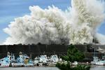 Tyfonisk. Tyfonen Roke pisker skumsprøjt ind over havnen i den japanske by Kiho. 