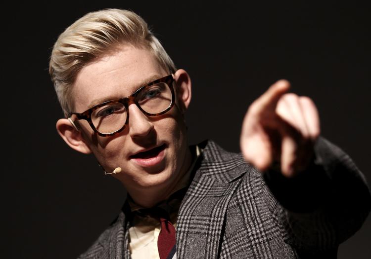 Sex-vært. Emil Thorup gør det godt som vært i DR Mamas tv-brevkasse 'Sexministeriet', mener unge seere. 