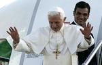 Pope Pave Benedikt XVI vinker farvel inden han gik om bord i flyet til Tyskland. 