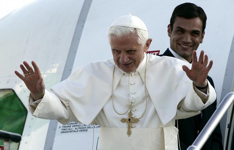 Pope Pave Benedikt XVI vinker farvel inden han gik om bord i flyet til Tyskland. 