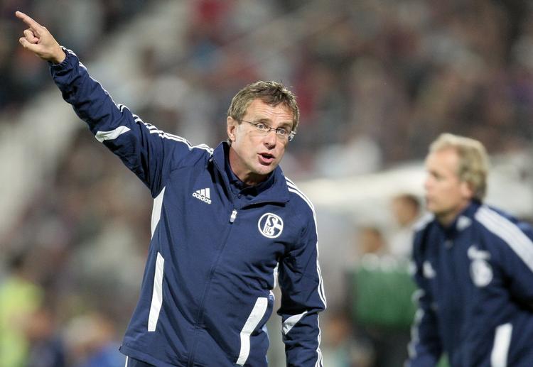 TRÆT. Ralf Rangnick skal ikke længere dirigere med Raul, Huntelaar og de øvrige Schalke 04-stjerner. 