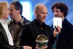 Danke. Michael Stipe, Peter Buck og Mike Mills modtager den tyske musikpris Comet i 2004 i kategorien bedste internationale musikvideo for 'Bad Day'. 