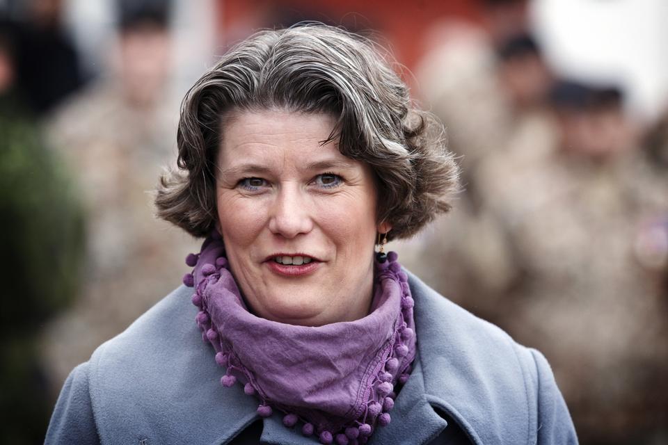Gitte Lillelund Bech (V) har været forsvarsminister siden februar 2010. Hun har siddet i Folketinget for Venstre siden 1999, hvor hun bl.a.har været formand for Det Udenrigspolitiske Nævn fra 2006-2010. 
