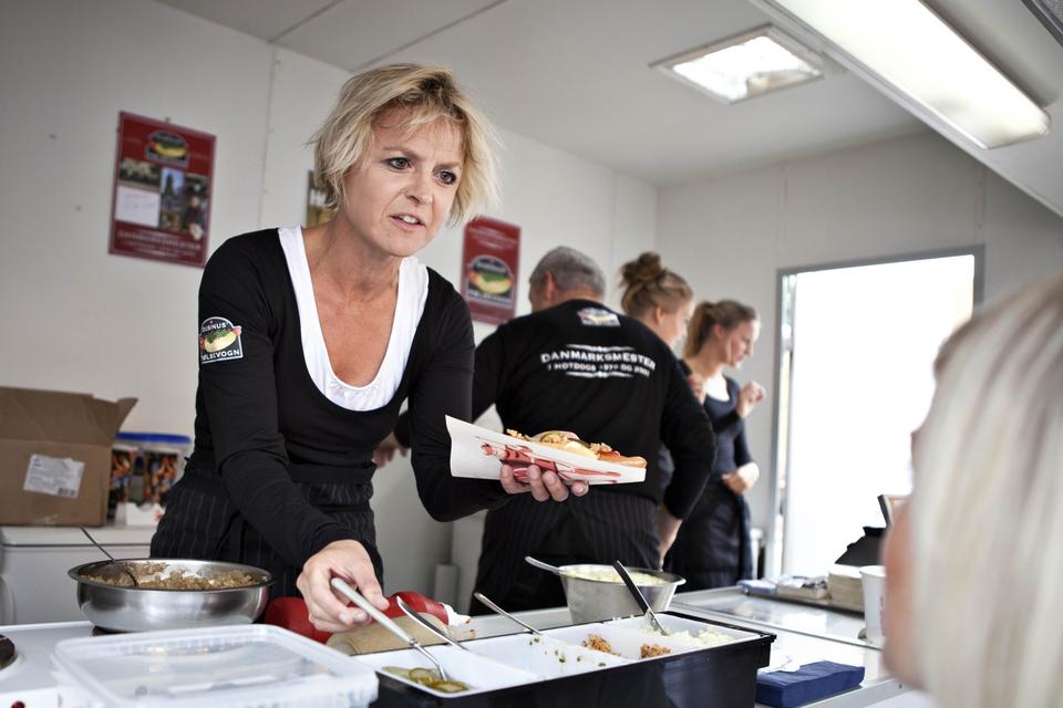 Lykke Friis (V) har været klima- og energiminister siden november 2009 og fik i februar 2010 også tildelt posten som ligestillingsminister. Hun kom fra en stilling som prorektor på Københavns Universitet og er først blevet valgt til Folketinget ved valget i forrige uge. 