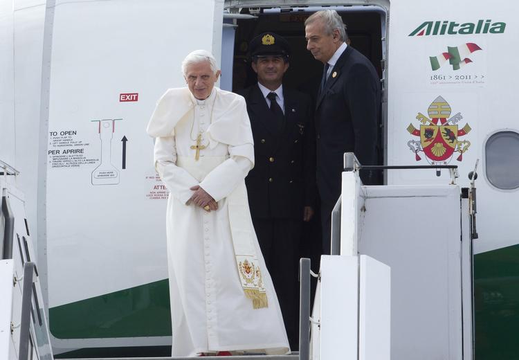 pavebesøg. Pave Benedikt XVI er i dag landet i Berlin. Han aflægger frem til søndag officielt besøg i sit gamle hjemland. Der er varslet flere demonstrationer mod den 84-årige pave. 