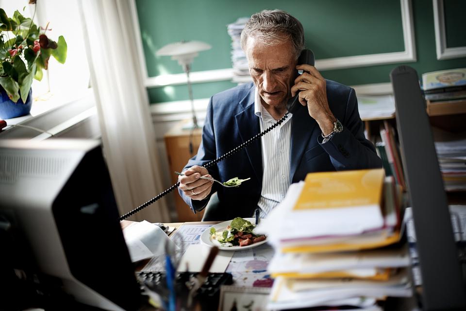 Bertel Haarder (V) har været indenrigs- og sundhedsminister siden februar 2010. Han har et hav af ministerposter bag sig. Bl.a. som undervisningsminister fra 1982-1993 og igen fra 2005-2010 samt integrationsminister fra 2001-2005. Bertel Haarder har været medlem af Folketinget for Venstre fra 1975-1999 og igen fra 2005. I 1994-2001 sad han i Europa-Parlamentet for partiet. 
